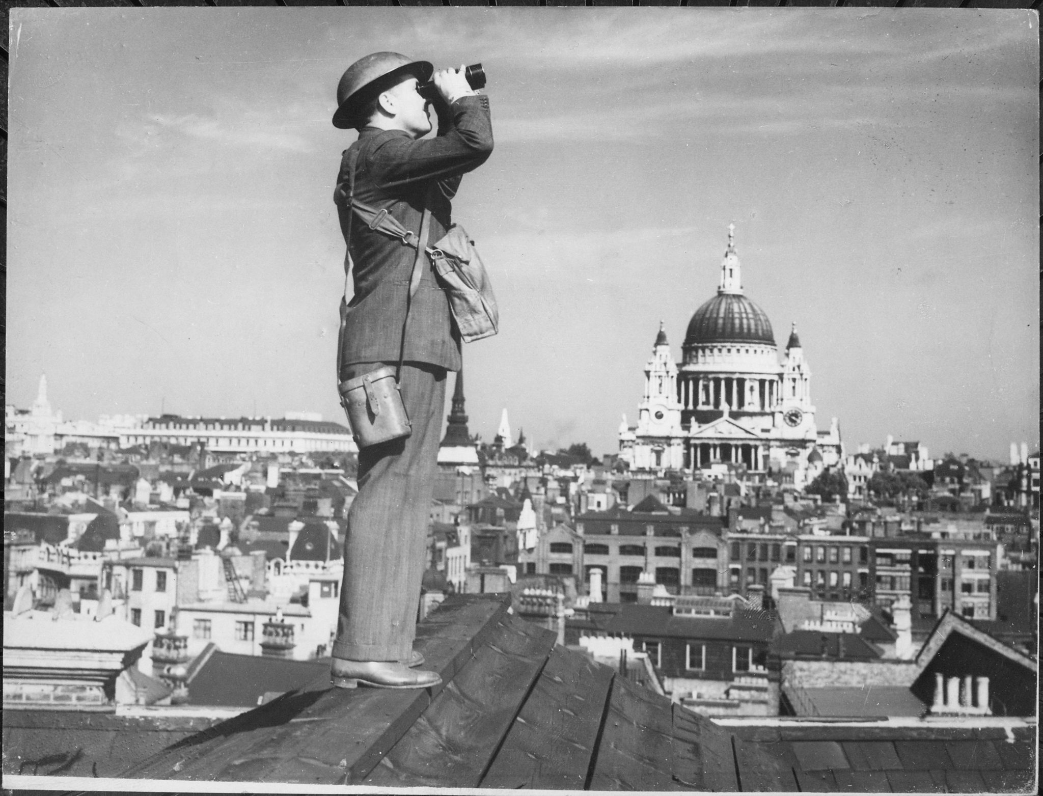 aircraft spotter on the roof of a building in london with saint pauls cathedral e3dac1